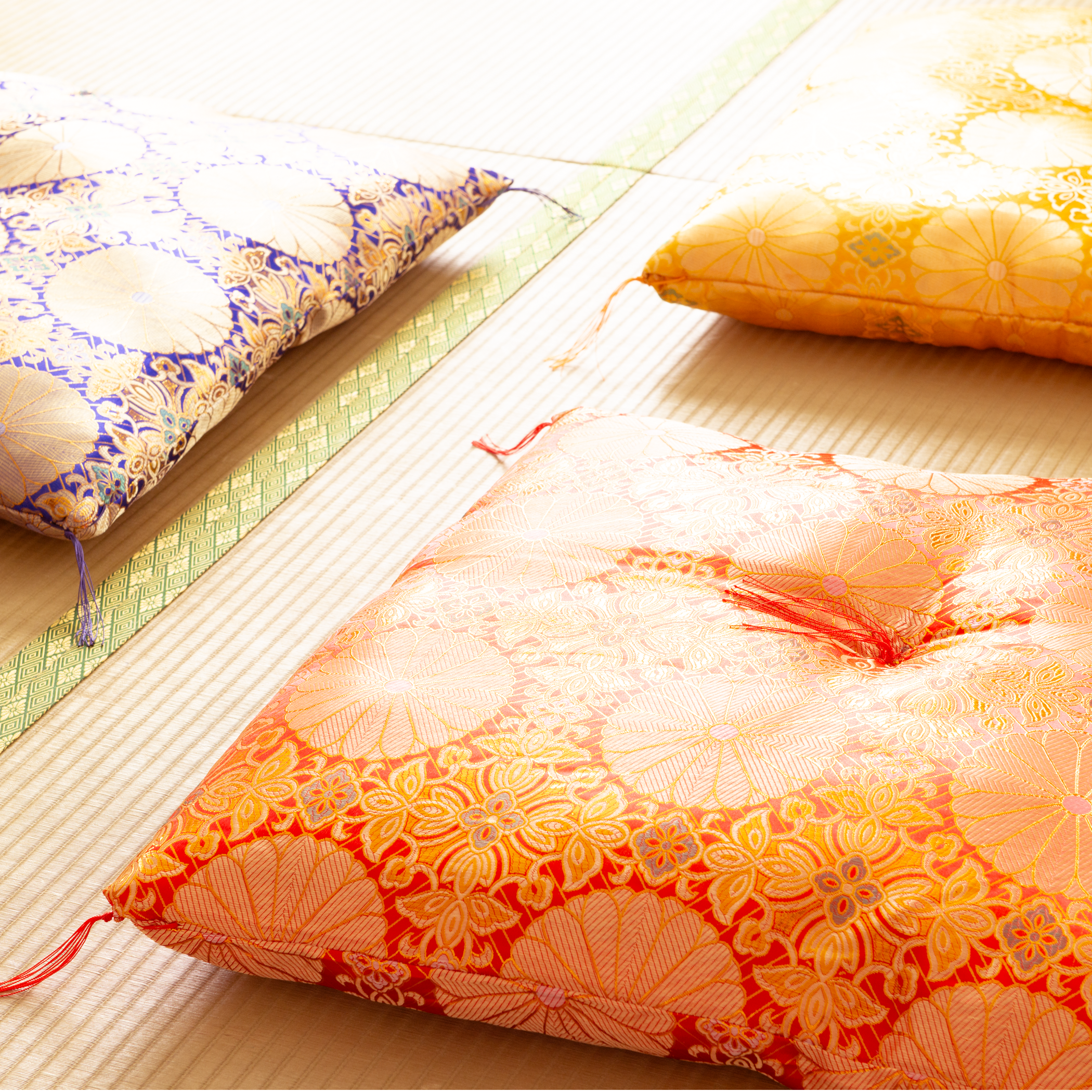 お仏壇 手と手 織り込み座布団 赤